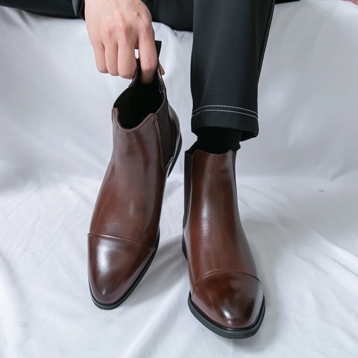 Men’s Chelsea Boots with Sleek Profile and Elastic Side Panels