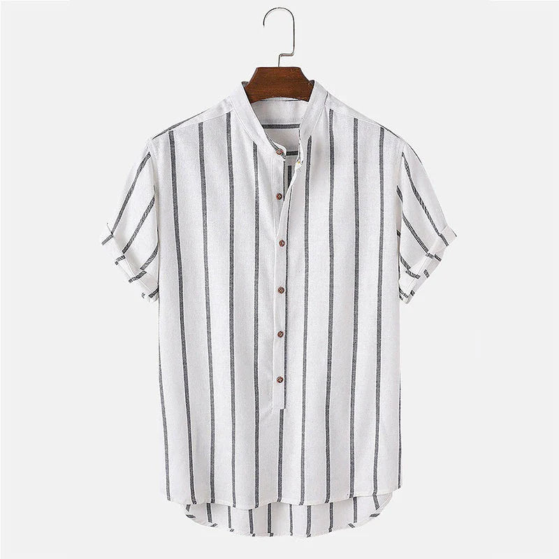 Men’s Short Sleeve Button-Front Shirt with Vertical Stripe Pattern