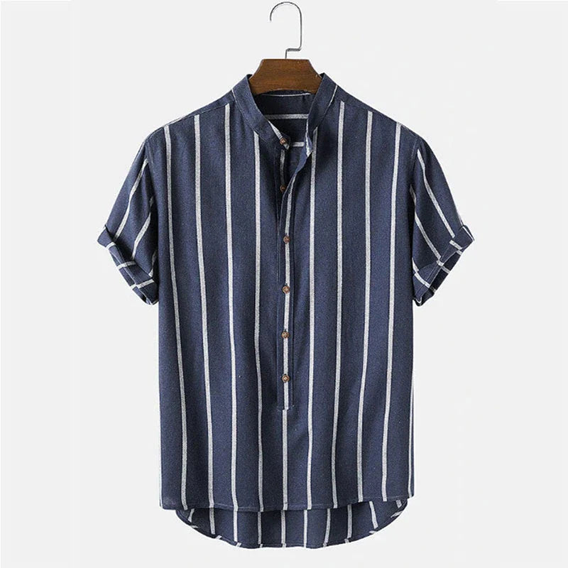 Men’s Short Sleeve Button-Front Shirt with Vertical Stripe Pattern