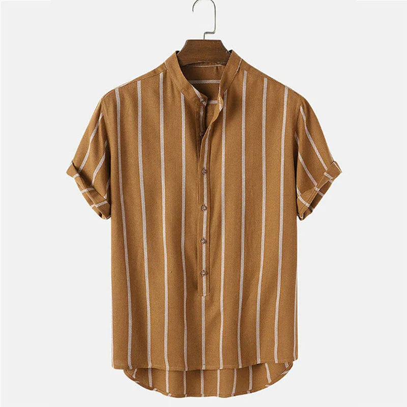 Men’s Short Sleeve Button-Front Shirt with Vertical Stripe Pattern