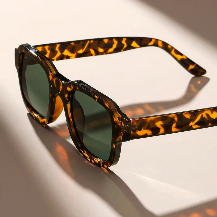 Men's Retro-Inspired Sunglasses with Distinctive Frame Design
