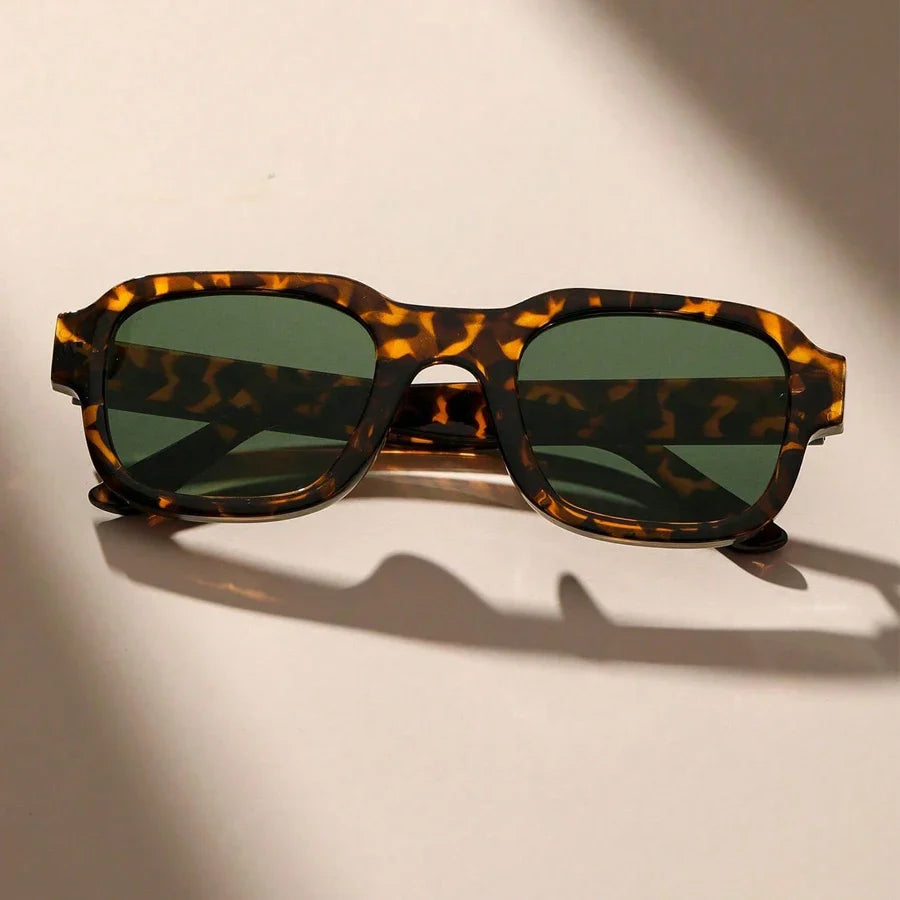 Men's Retro-Inspired Sunglasses with Distinctive Frame Design