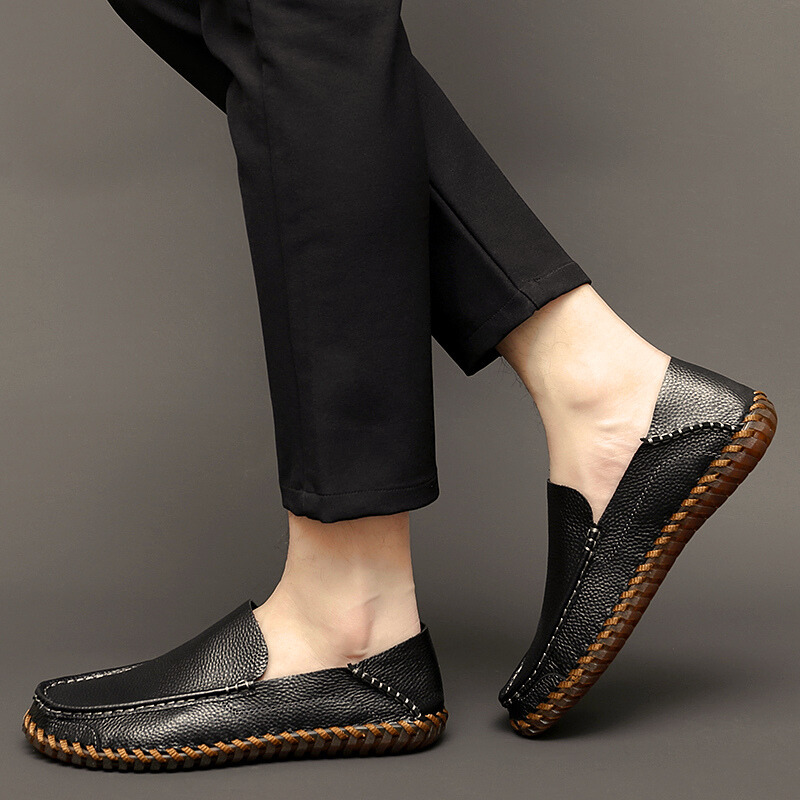 Men's Classic Leather Loafers with Sleek Silhouette and Stitched Detailing