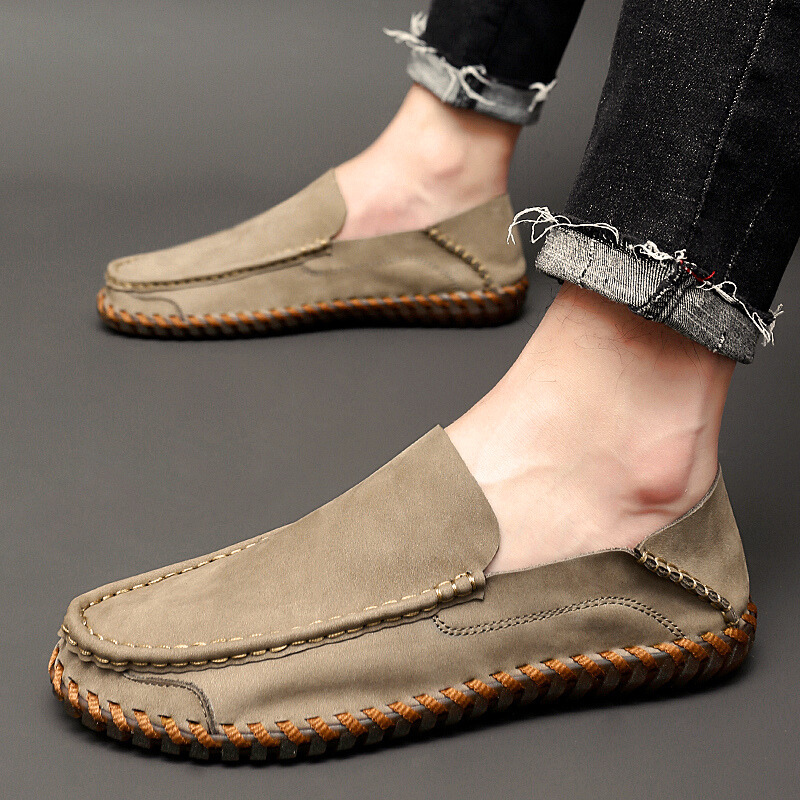 Men's Classic Leather Loafers with Sleek Silhouette and Stitched Detailing