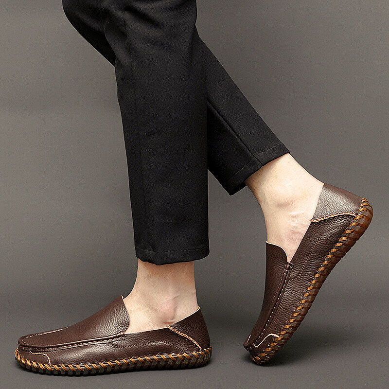 Men's Classic Leather Loafers with Sleek Silhouette and Stitched Detailing