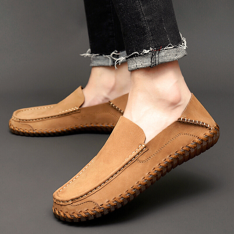 Men's Classic Leather Loafers with Sleek Silhouette and Stitched Detailing