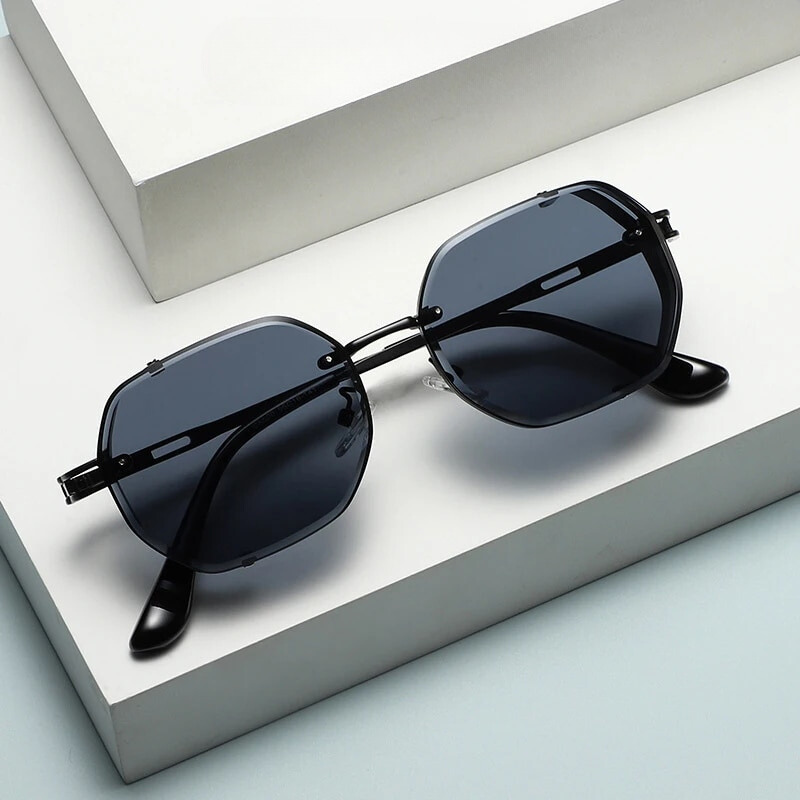 Men’s Steampunk-Inspired Sunglasses with Vintage Metal Accents and Round Frames
