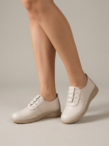 Women's Flats - Lace-Up Round Toe - Contrast Stitch Derby